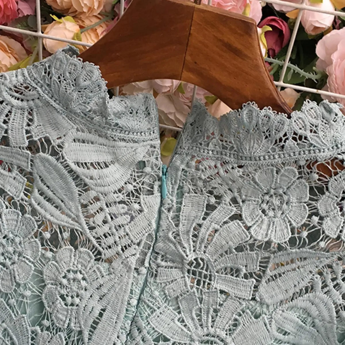 Abito in pizzo autunno-primavera per donna Gancio fiori Colletto alla coreana Abiti femminili sottili Scava fuori aderente Midi