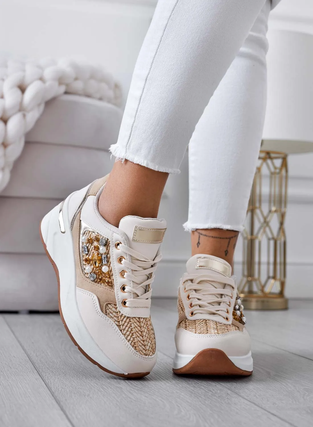 COOPER - Sneakers beige con inserti in tessuto e gioielli