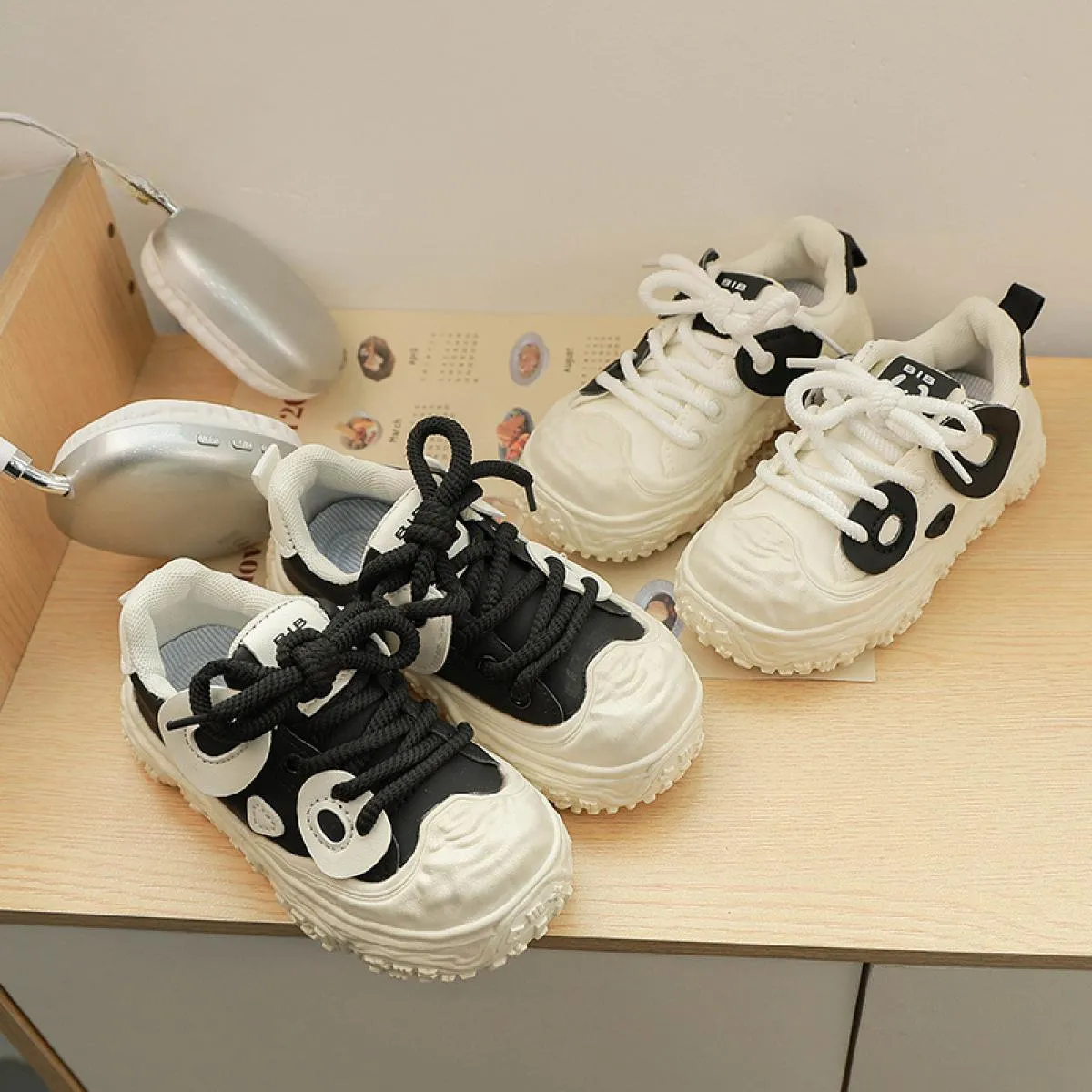 Nuove scarpe per bambini in colore bianco nero per ragazze dei ragazzi Sneakers antiscivolo per studenti, comode scarpe con plat