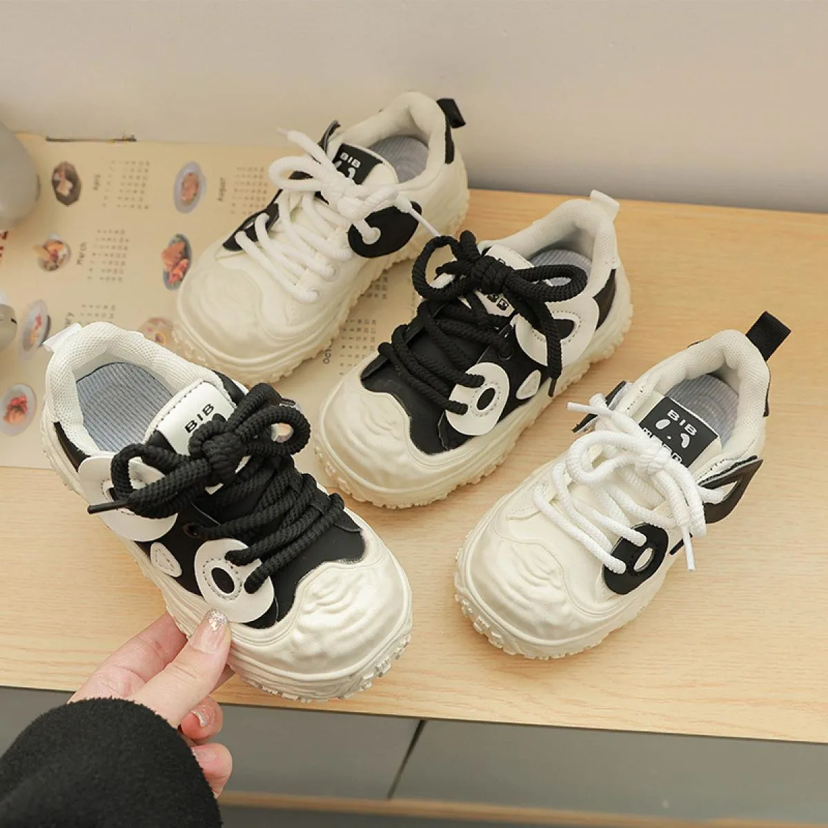 Nuove scarpe per bambini in colore bianco nero per ragazze dei ragazzi Sneakers antiscivolo per studenti, comode scarpe con plat