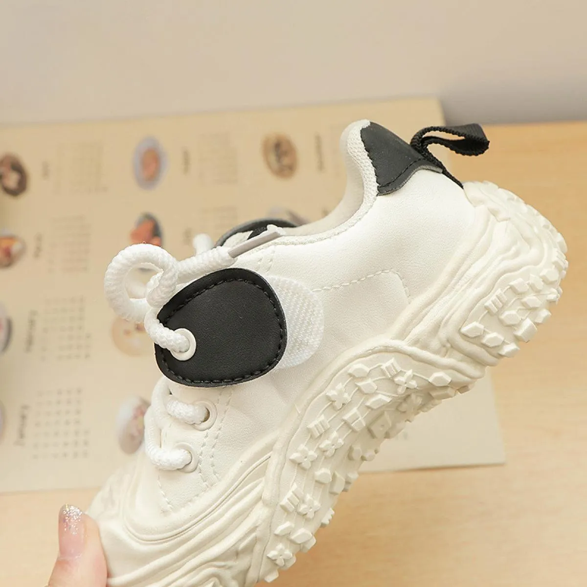 Nuove scarpe per bambini in colore bianco nero per ragazze dei ragazzi Sneakers antiscivolo per studenti, comode scarpe con plat