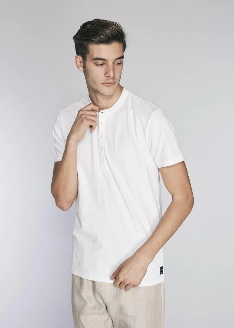 T-shirt con collo alla coreana